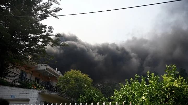 Großbrände wüten in Patras und Filippiada, Griechenland