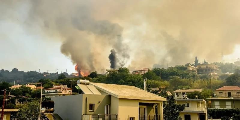 שריפה בפטרס: פינויים כשהלהבות מתקרבות לעיר