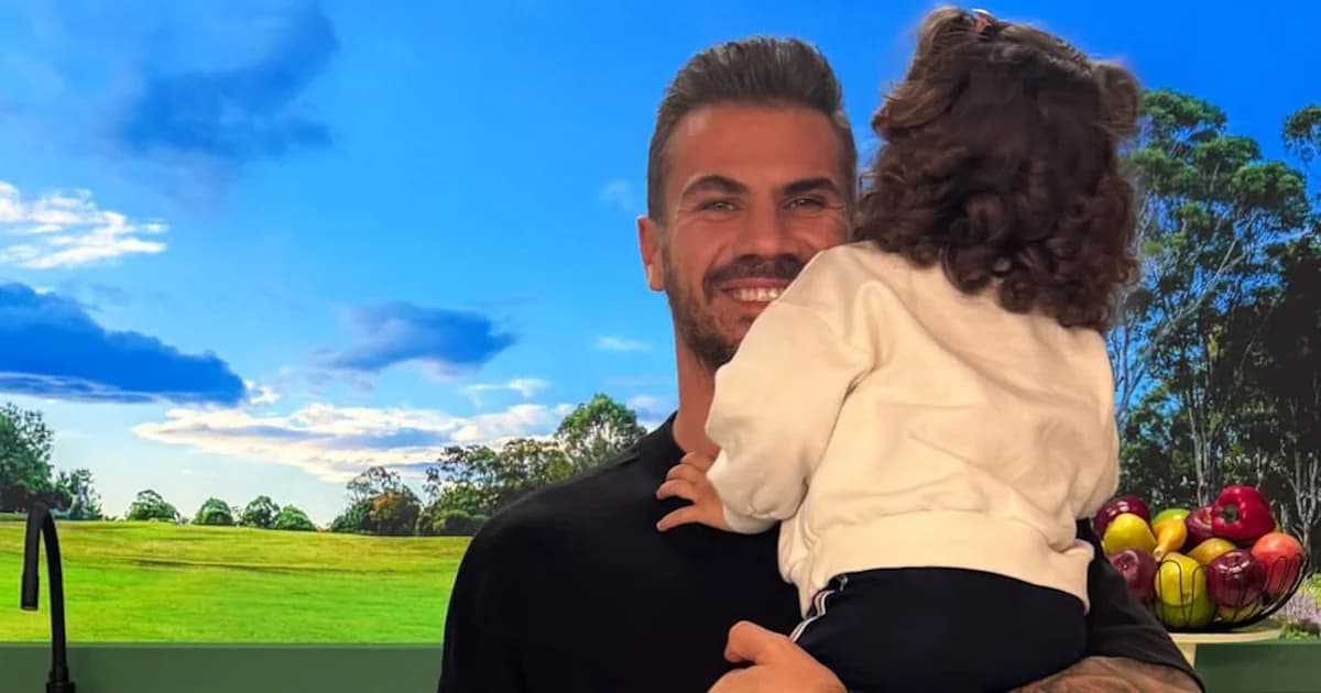 Akis Petretzikis: Epic Reaction When He Saw a Boy Playing with His Daughter