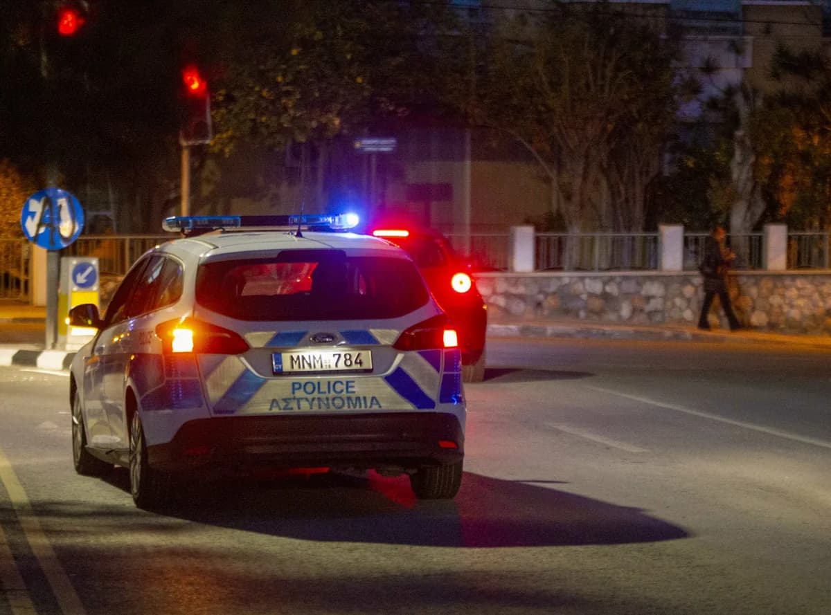 Limassol: Dos jóvenes de 20 años arrestados por posesión de drogas, cuchillos y conducir sin licencia