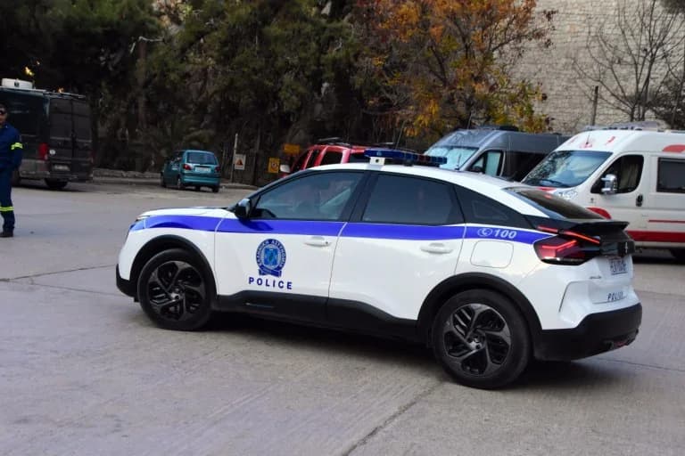 Polizeiaktion in Westattika: Sieben Verhaftungen wegen Drogen und Waffen
