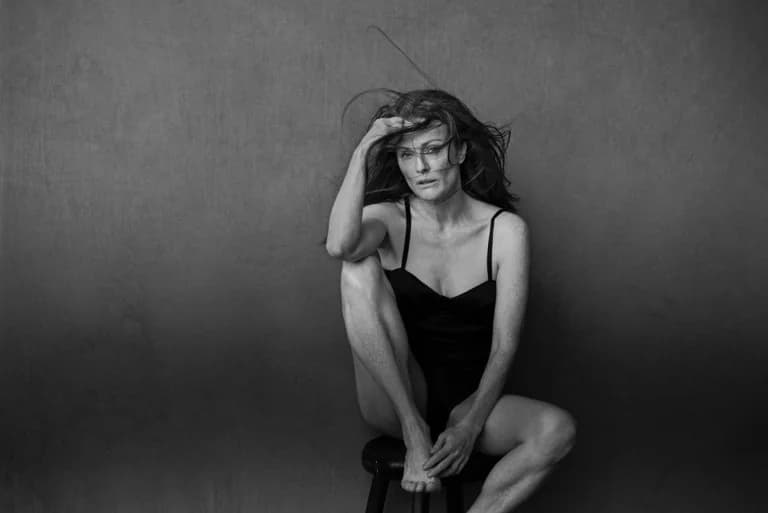 Julianne Moore shines in a no-makeup bikini selfie