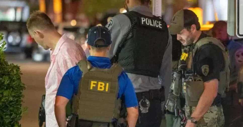 Hombre acusado de delito grave por lanzar un sándwich a un policía en Washington