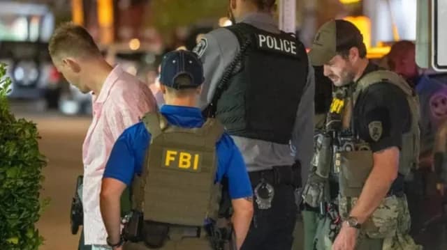 Hombre acusado de delito grave por lanzar un sándwich a un policía en Washington
