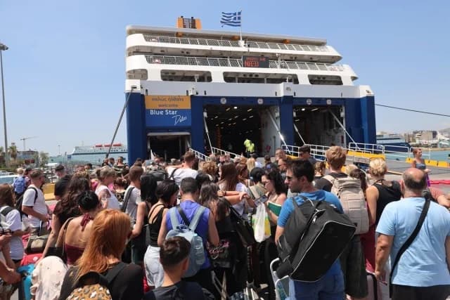Éxodo de Agosto: Más de 81,000 Pasajeros desde Pireo, Rafina, Lavrio