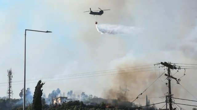 Lanzamientos de agua dirigidos por helicópteros Chinook en Achaia durante los incendios