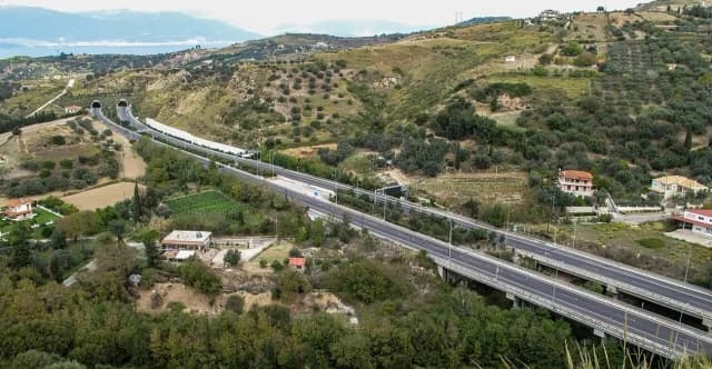 Ζημιές στην περιμετρική οδό της Πάτρας από την πυρκαγιά - Κυκλοφοριακές ρυθμίσεις