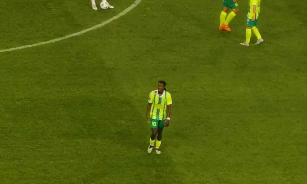 Nalis Platzverweis lässt AEK mit zehn Spielern zurück