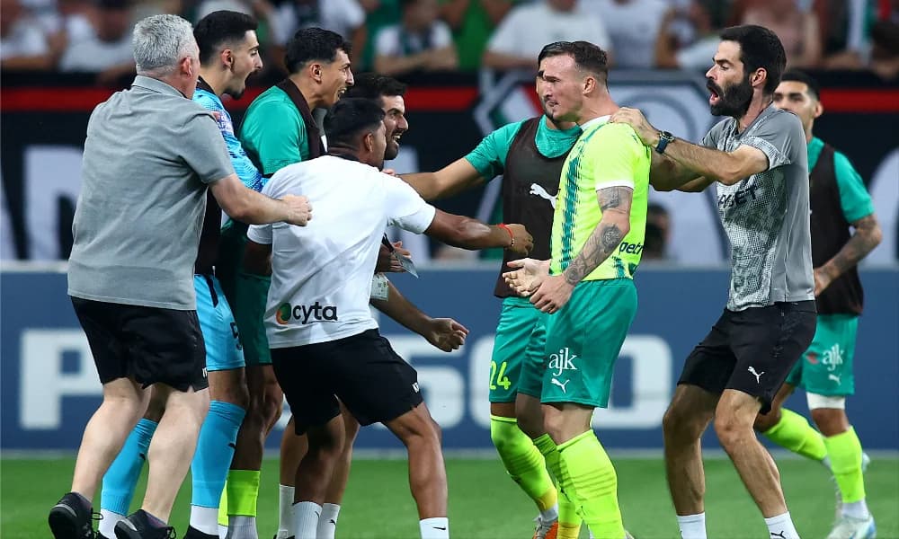 AEK Larnaka qualifiziert sich trotz Niederlage gegen Legia Warschau für die Europa League