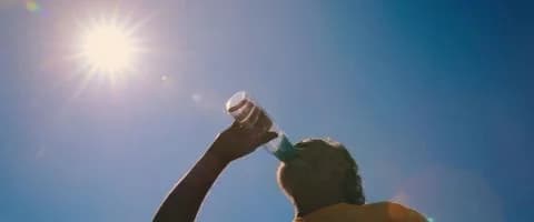 Altos costos de electricidad impiden que ancianos usen aire acondicionado durante ola de calor