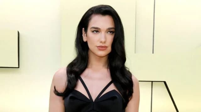 Dua Lipa macht Yoga auf einem SUP während ihres Urlaubs in Spanien