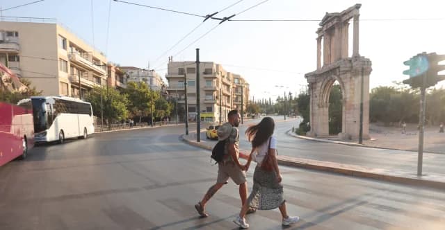 אתונה ריקה באוגוסט: תמונות וסרטונים ממרכז העיר