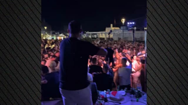 המונים מתאספים בפסטיבל פנאגיה טורליאני במיקונוס