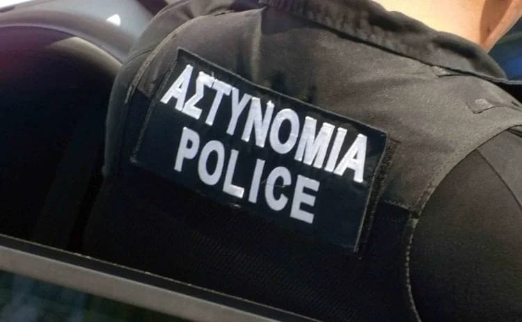 Arrestan a policía por acoso sexual – Suspendido de sus funciones
