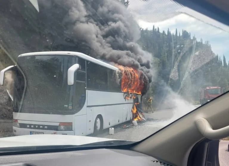 Incendio de autobús turístico en Corfú – Rescatados los pasajeros