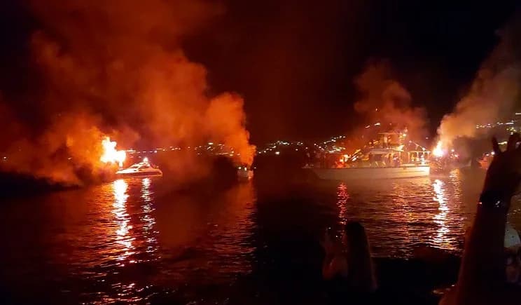 Πάρος: Εντυπωσιακή άφιξη πλοίου με καπνογόνα τον Δεκαπενταύγουστο