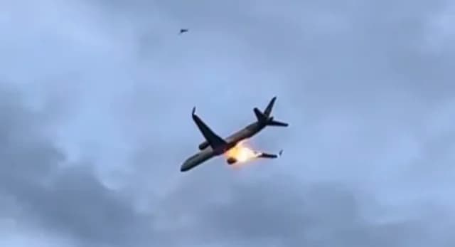 Взрыв двигателя самолета над Корфу: видео и подробности