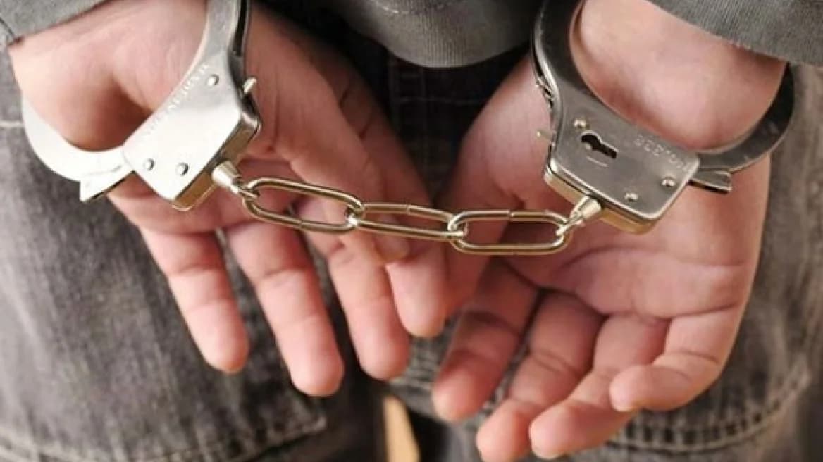 Bruder einer berühmten TV-Moderatorin wegen Trunkenheit am Steuer und Angriff auf Polizisten verhaftet