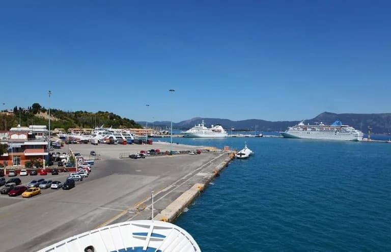 Korfu: Gabelstapler fällt in Hafen und trifft Kreuzfahrtschiff