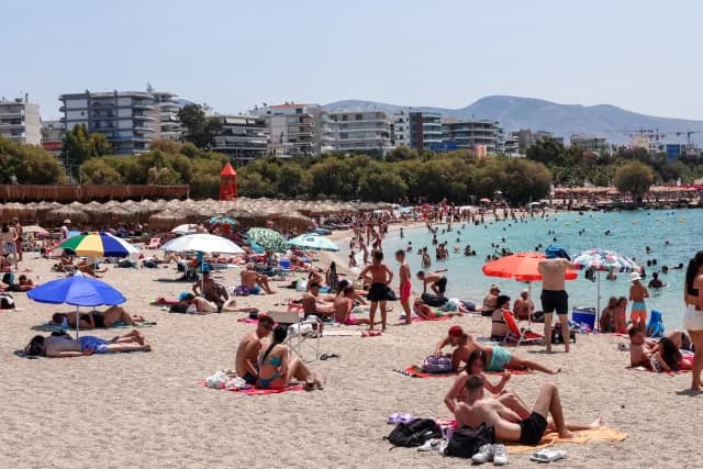 Volle Strände in Attika: Tausende strömen nach Anavyssos, Saronida und Lagonisi