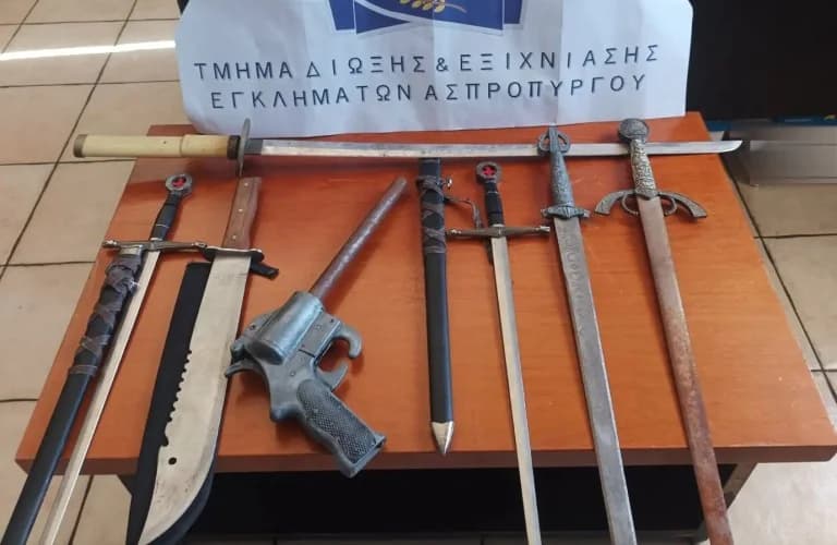 Aspropyrgos: Pistol and Swords Found in 25-Year-Old's Home