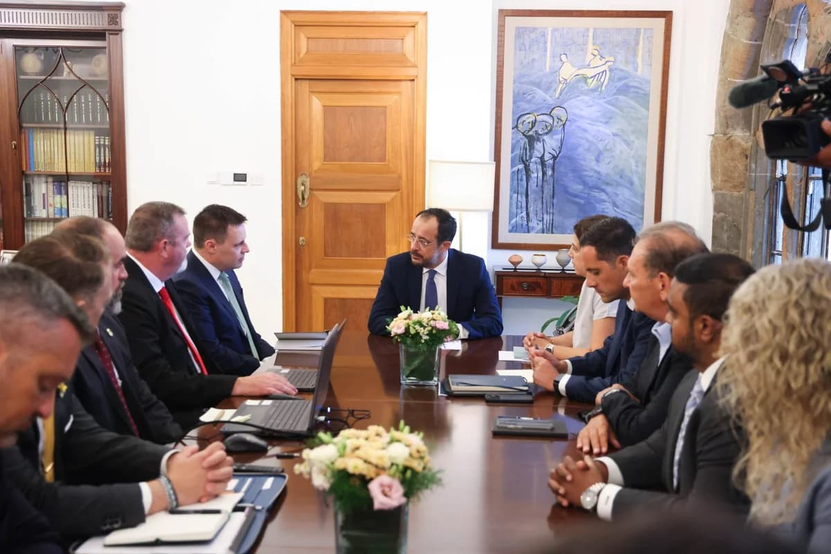 Präsident Christodoulides trifft sich mit US-Experten zu Bränden in Limassol