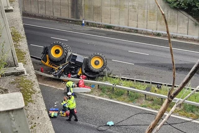 Traktor stürzt von Brücke auf Autobahn M20 in Großbritannien
