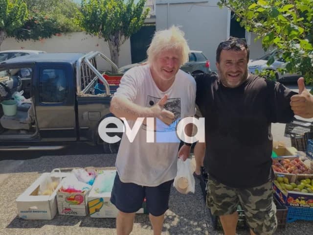 Борис Джонсон отдыхает в Каристосе и покупает продукты у уличного торговца
