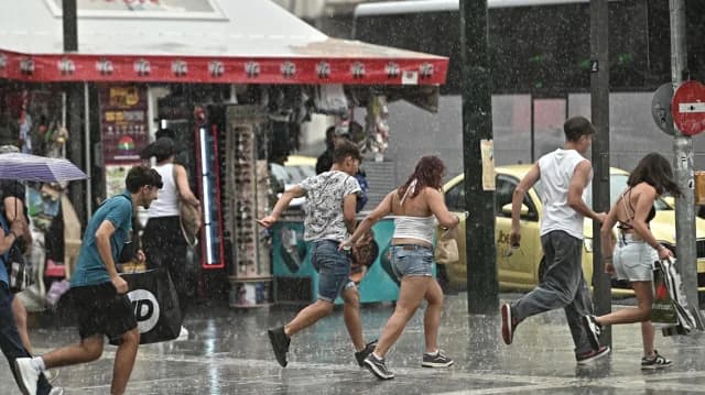 מזג אוויר: תנאי סתיו עם גשם ולמעלה מ-5,000 מכות ברק