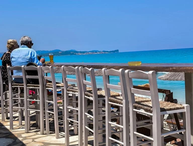 Τουρισμός: Μειωμένες δαπάνες στην εστίαση, αυξημένη κατανάλωση στα σούπερ μάρκετ