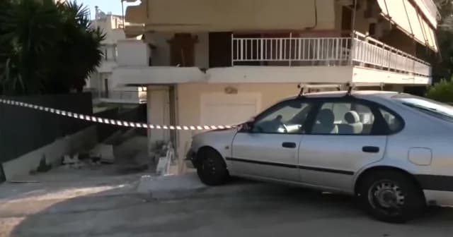 אוטובוס OASA התנגש בבניין דירות בפאפאגו