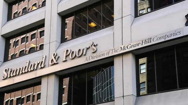S&P: Calificación crediticia de EE. UU. sin cambios en AA+ gracias a los aranceles