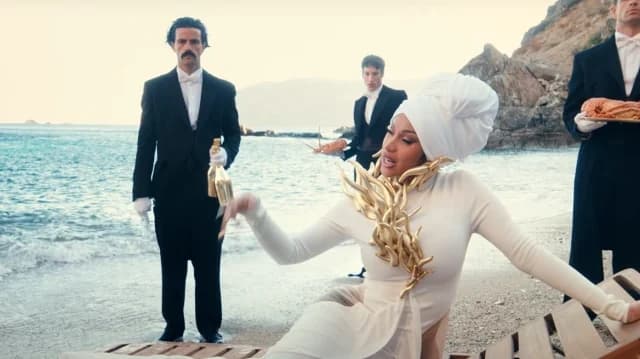 Cardi B dreht Musikvideo in Mykonos mit GNTM-Model