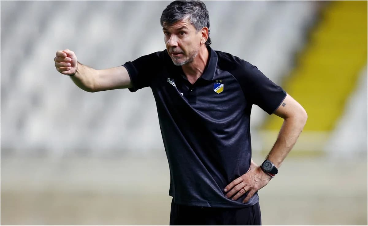 ¿APOEL: Refuerzos en ataque con un triple movimiento?