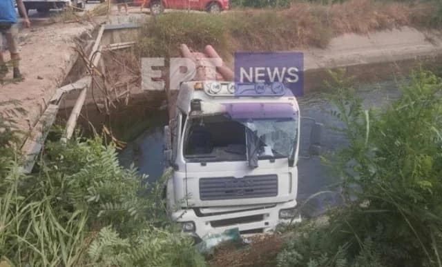 Serres: Camión cisterna cae a canal de riego, rescatan al conductor