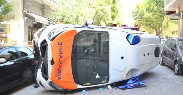 Τροχαίο στο Γουδί: Βίντεο δείχνει βαν να εμβολίζει ασθενοφόρο - Ένας νεκρός