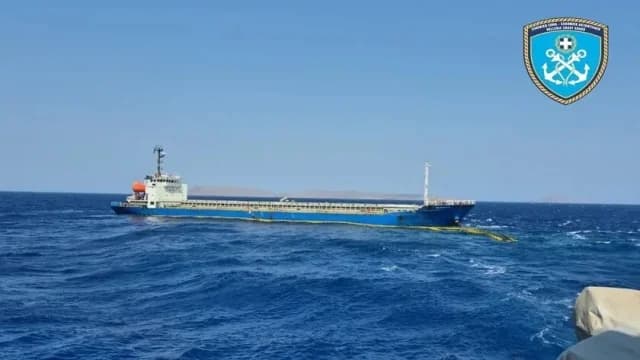锡蒂亚克里特岛附近半水下货船