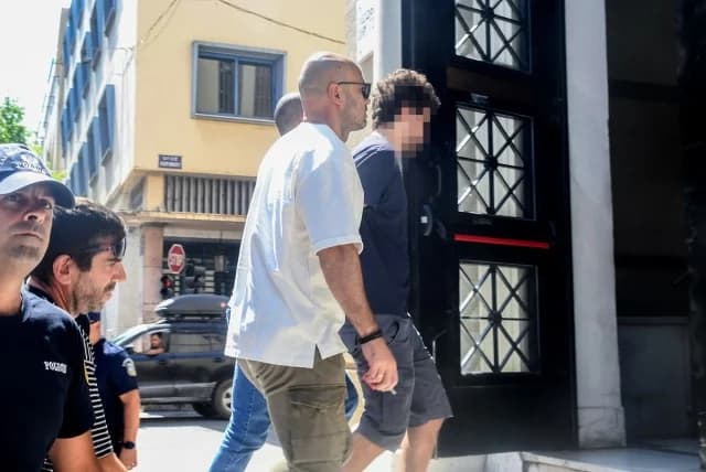 Jovenes de 25 y 21 años en prisión preventiva por incendio provocado en Patras