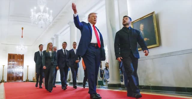 Ο Τραμπ έδειξε τη συλλογή καπέλων MAGA σε Ζελένσκι και Μακρόν