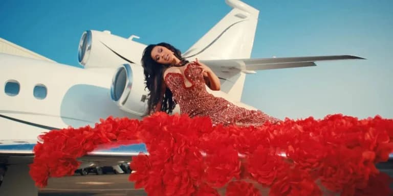 Cardi B путешествует на Миконос и в Париж в новом музыкальном клипе «Imaginary Playerz»