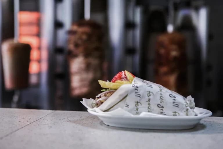 Subida de precios del souvlaki: el pita envuelto cuesta hasta 5 euros