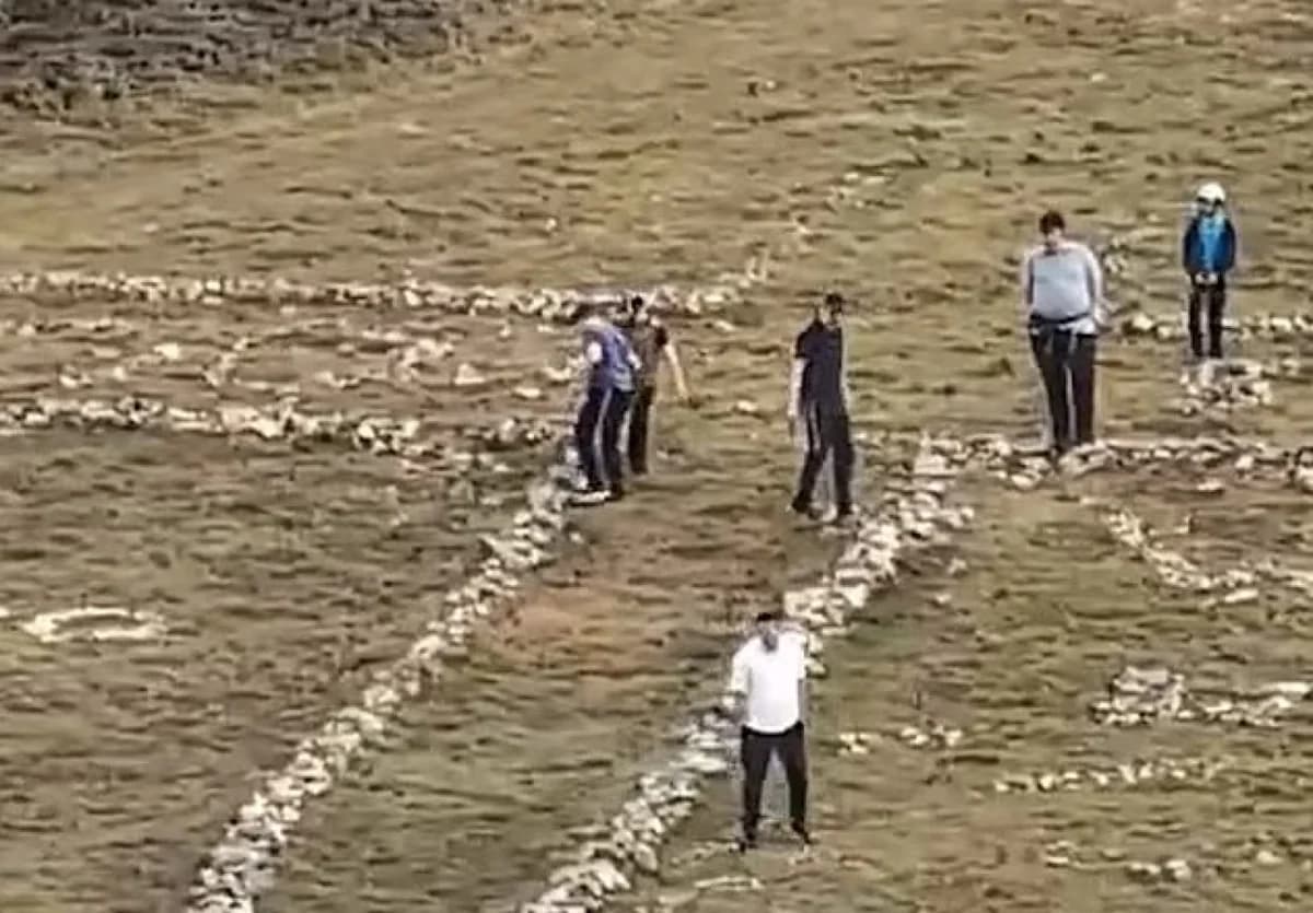 ויילס: תיירים פירקו צלב כדי לבנות מגן דוד
