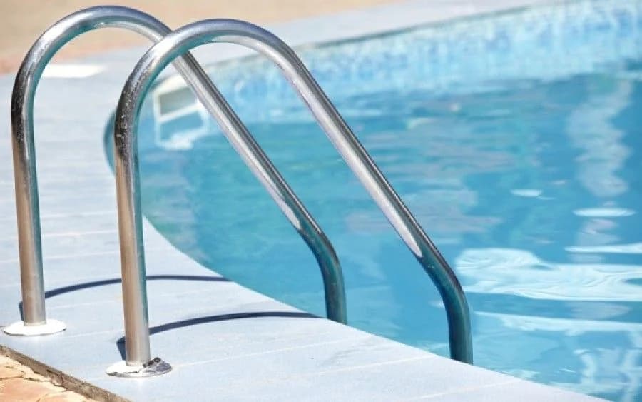 Niño de cuatro años rescatado inconsciente de una piscina de hotel en Pafos