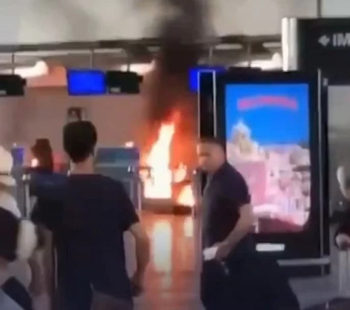 Aufregung am Flughafen Mailand-Malpensa: Mann zündet Check-in-Schalter an