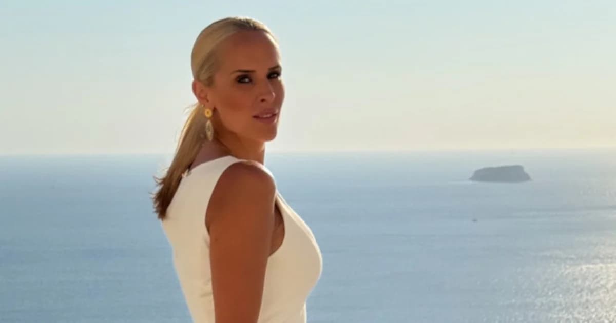 Elena Asimakopoulou beeindruckt in Santorin mit Sommerlooks