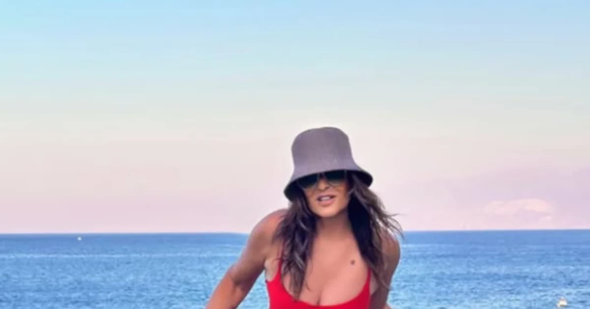Natalia Germanou: Urlaub auf Kreta mit rotem Badeanzug