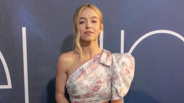 悉尼·斯威尼回避关于美国鹰牌广告争议的问题