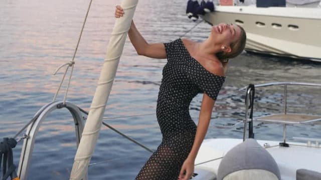 Klelia Andriolatou: Impresionantes fotos con un vestido transparente