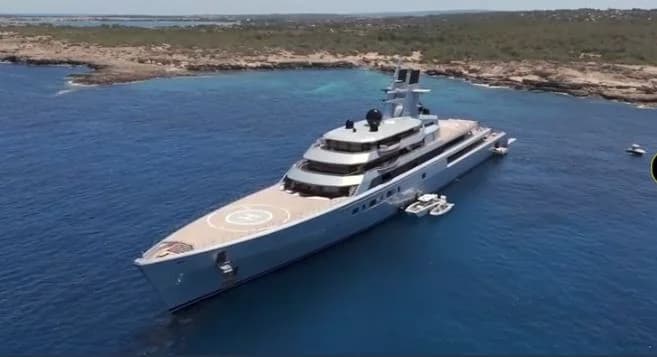 $450 Million Superyacht Dragonfly Anchors in Mykonos