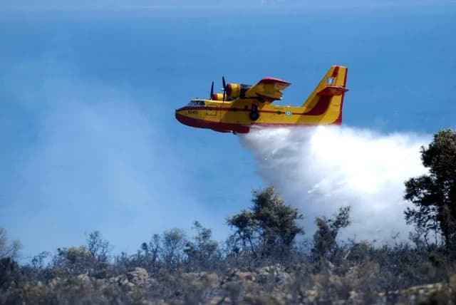 Греция направляет Canadair и лесных пожарных в Испанию и Португалию
